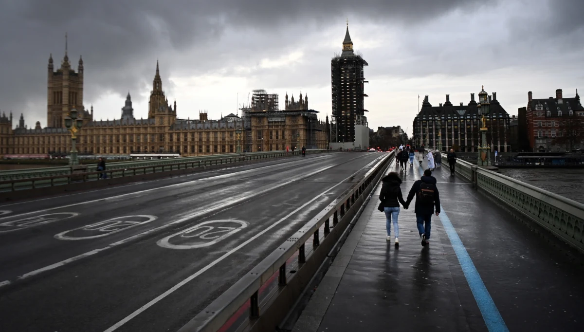 "​Nowy wariant" koronawirusa został wykryty w Wielkiej Brytanii - powiedział minister zdrowia tego kraju Matt Hancock. Podkreślił, że rozprzestrzenianie się tego szczepu może mieć związek z rozwojem epidemii w południowo-wschodniej Anglii.