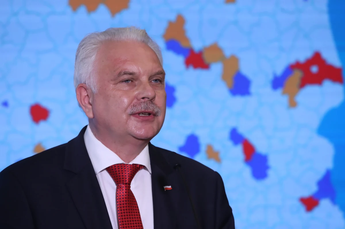 "Do lata będziemy żyć w pewnych restrykcjach: maseczka, dystans społeczny i dezynfekcja" - przyznał w rozmowie z TVP Info wiceminister zdrowia Waldemar Kraska. Jak podkreślił, szczepionka na Covid-19 będzie zabezpieczała Polaków przed zakażeniem, ale bezpieczeństwo pojawi się w perspektywie dłuższej niż najbliższe miesiące. 