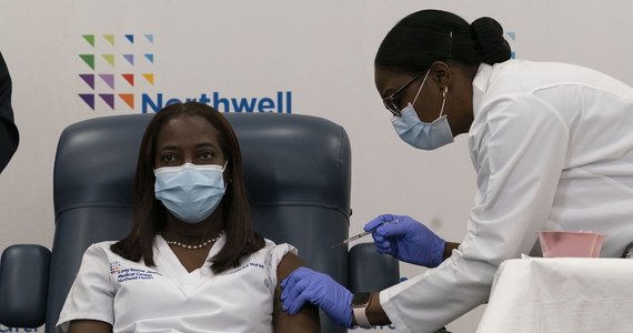 Pielęgniarka z Nowego Jorku Sandra Lindsay jest pierwszą osobą w Stanach Zjednoczonych, która została zaszczepiona przeciw Covid-19. “To nie różniło się niczym od przyjęcia jakiejkolwiek innej szczepionki” – przyznała.