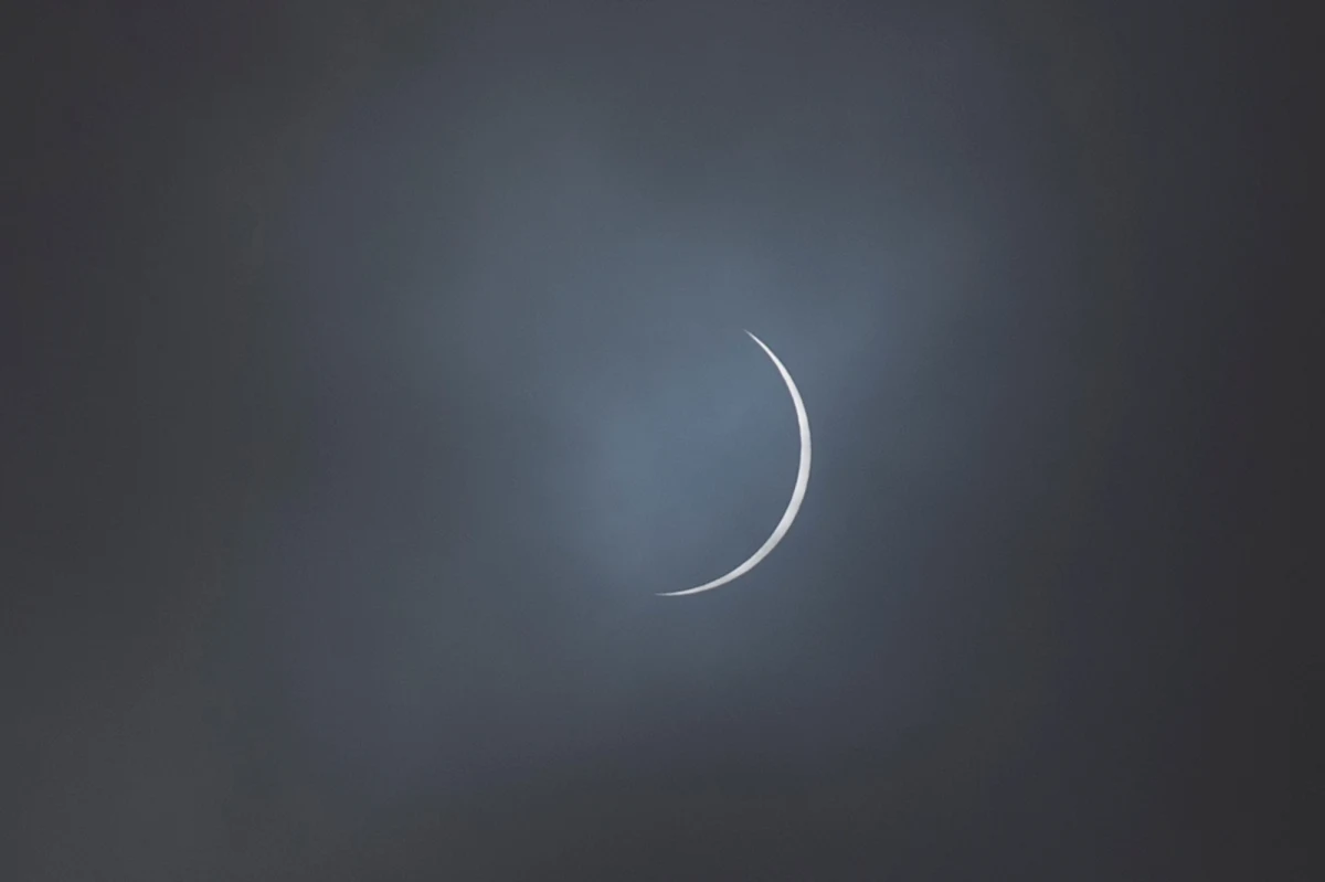 Mimo wezwań ze strony chilijskich władz do pozostania w domu, prawie ćwierć miliona turystów przybyłych do regionu Araukanii na południu Chile obserwowało zjawisko całkowitego zaćmienia Słońca. Deszcz lał od rana, ale na krótko przed zaćmieniem chmury ustąpiły, na chwilę ukazało się słońce, po czym zapadł całkowity zmrok.