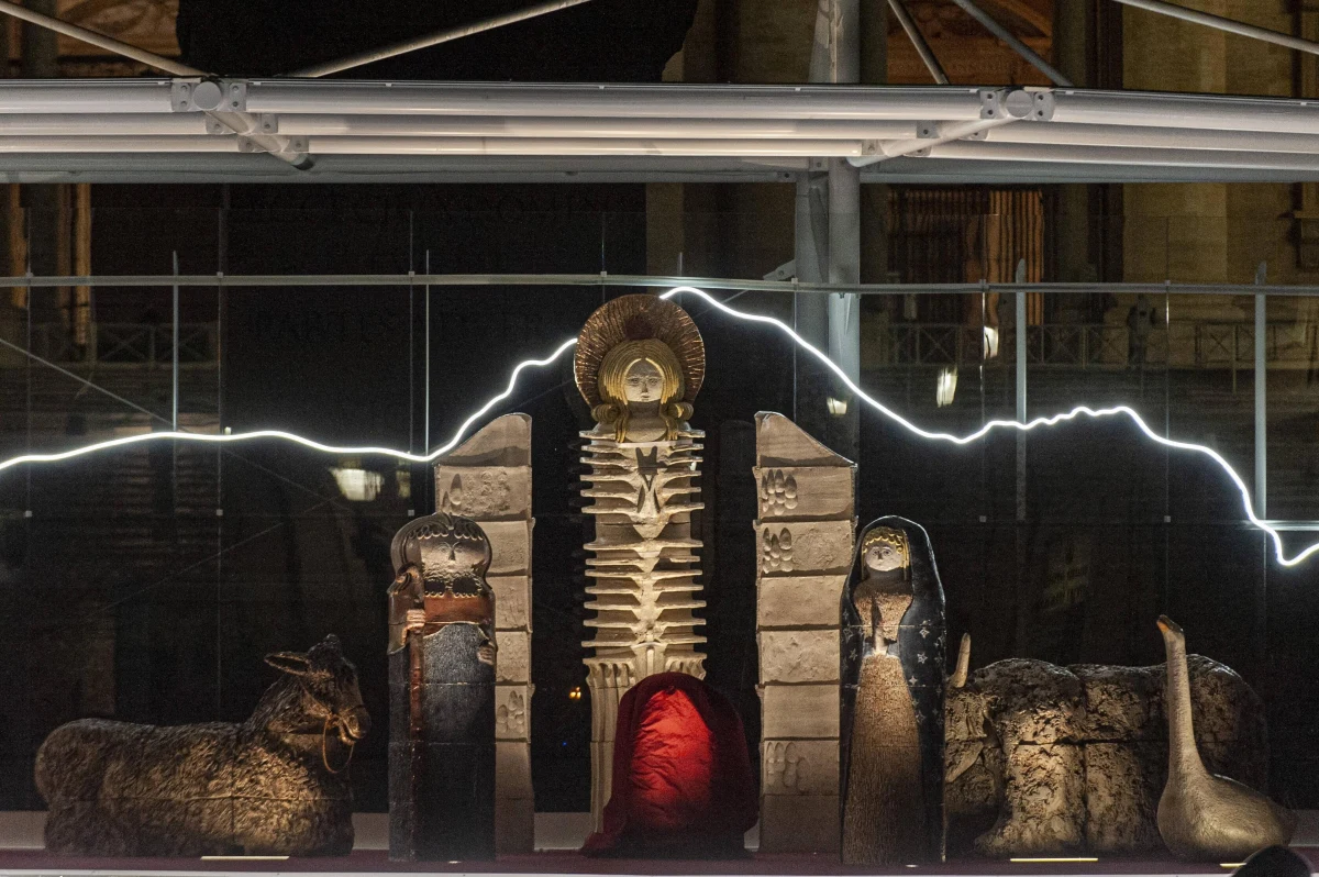 Od zachwytu nad odwagą i otwarciem na awangardę po zdumienie i oburzenie - takie reakcje budzi wśród rzymian ceramiczna szopka z Abruzji, stojąca na placu Św. Piotra. Można tam usłyszeć: "Marsjanie wylądowali w Watykanie" i "co powie papież, jak to zobaczy?".