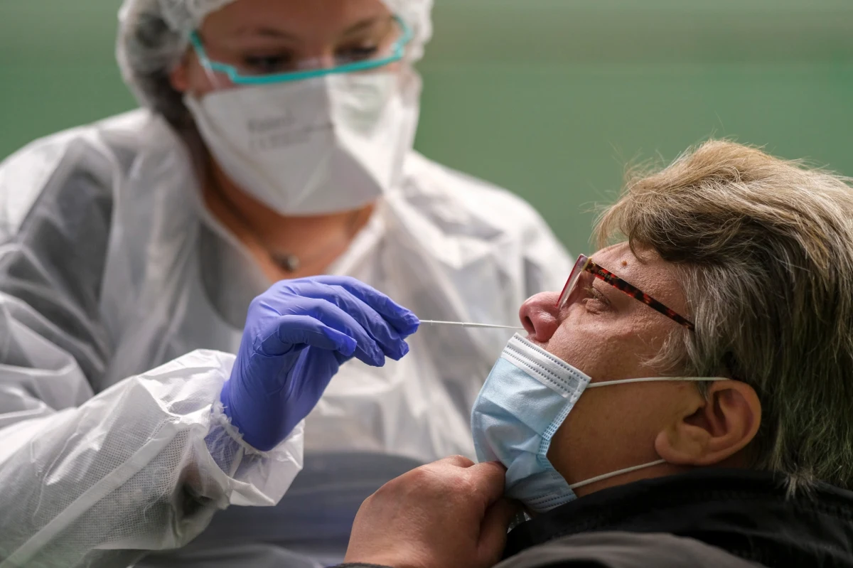 Ministerstwo Zdrowia informuje o 6 907 nowych przypadkach zakażenia koronawirusem. Ostatniej doby zmarło 349 chorych na Covid-19. Bilans epidemii koronawirusa w Polsce to 1 147 446 zakażonych. Nie żyje 23 309 spośród nich.