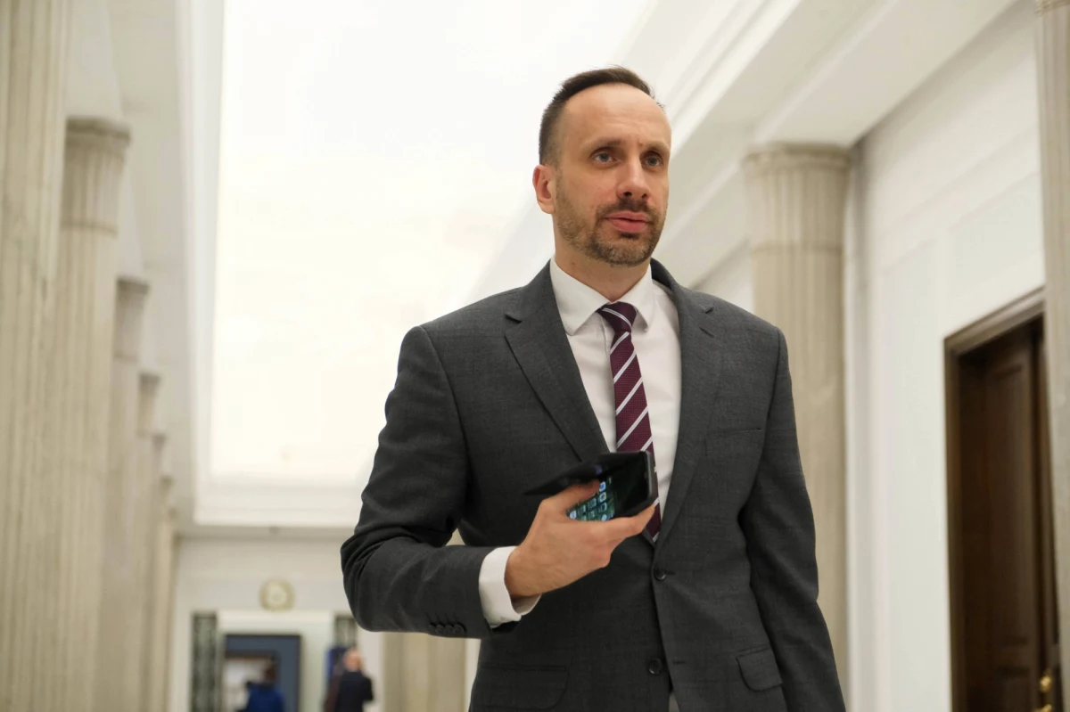 Wiceszef Ministerstwa Aktywów Państwowych Janusz Kowalski ma wkrótce stracić stanowisko: taką decyzję, jak twierdzi źródło Polskiej Agencji Prasowej w Prawie i Sprawiedliwości, podjął wicepremier i szef resortu aktywów państwowych Jacek Sasin. Dymisja ma mieć związek z ostatnimi wypowiedziami Kowalskiego nt. negocjacji nowego unijnego budżetu i mechanizmu "pieniądze za praworządność". Poseł Solidarnej Polski skomentował te nieoficjalne doniesienia w Porannej rozmowie w RMF FM.