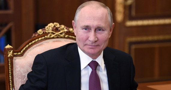 Prezydent Rosji Władimir Putin pogratulował Joemu Bidenowi wygranej w wyborach prezydenckich w USA. Gratulacje z Kremla napłynęły po tym, gdy w Stanach Zjednoczonych kandydata demokratów wybrało Kolegium Elektorów.