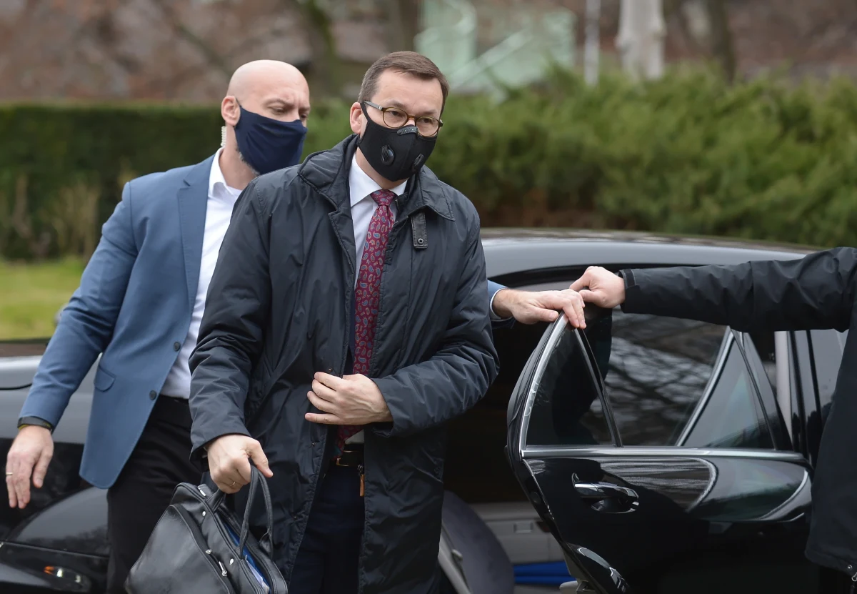 "Zaufajmy nauce, zaufajmy medykom" - mówił podczas konferencji prasowej dotyczącej m.in. Narodowego Programu Szczepień premier Mateusz Morawiecki. "Nawet najlepsza szczepionka nie zadziała, jeśli do Narodowego Programu Szczepień zgłosi się mało osób" - podkreślał. Szef rządu prosił też Polaków o to, aby święta Boże Narodzenia spędzili w kameralnym gronie. "Od naszej odpowiedzialności będzie zależeć życie tysięcy ludzi. Postarajmy się wytrzymać" - mówił.