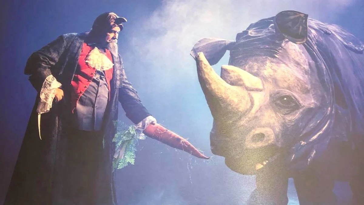 Piękny cel, niezwykłe zdjęcia, niecodzienne role. 17 medyków z małopolskich szpitali zaangażowanych w walkę z pandemią wcieliło w postacie z bajek. Ich zdjęcia zdobią teraz niecodzienny kalendarz "Lekarze jak z bajki". Publikacja właśnie trafiła do sprzedaży. Dochód zostanie przeznaczonych na zakup środków ochrony osobistej dla pracowników szpitali.