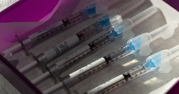 Szczepionka przeciwko Covid-19 jeszcze przed Bożym Narodzeniem? To bardzo możliwe - donosi nasza korespondentka w Brukseli. Europejska Agencja Leków poinformowała we wtorek, że komitet zatwierdzający preparat firmy  Pfizer-BioNTech zbierze się już 21 grudnia. Pierwotnie planowano posiedzenie 29 grudnia. 