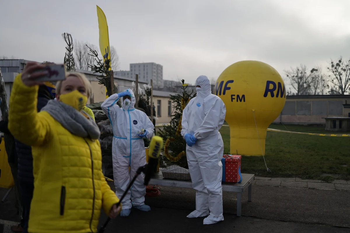 RMF FM od poniedziałku ruszyło z akcją "Choinki dla medyków od słuchaczy RMF FM"! Odwiedzamy szpitale covidowe, żeby w imieniu naszych słuchaczy podziękować służbie medycznej za poświęcenie w walce z pandemią. Dziś byliśmy w Zielonej Górze, Poznaniu i w Łodzi. "Pracownicy naszych szpitali covidowych bardzo entuzjastycznie odpowiedzieli na tę akcję" - opowiadała reporterce RMF FM Magdalenie Grajnert rzecznik Uniwersytetu Medycznego w Łodzi, Joanna Orłowska.