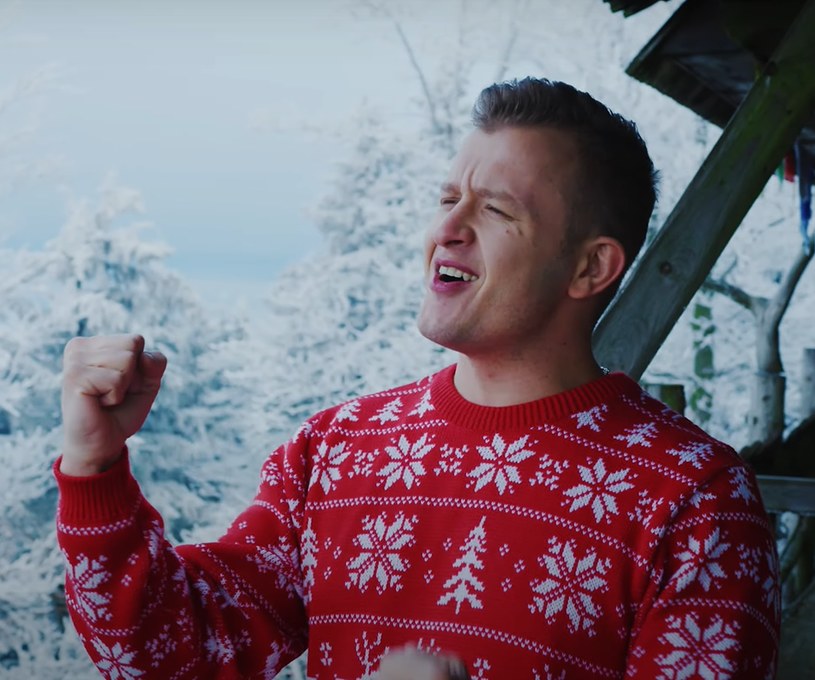 "Płatki śniegu lecą w dół (Magia Świąt)" to świąteczna piosenka Dawida Narożnego, byłego wokalisty discopolowej grupy Piękni i Młodzi.
