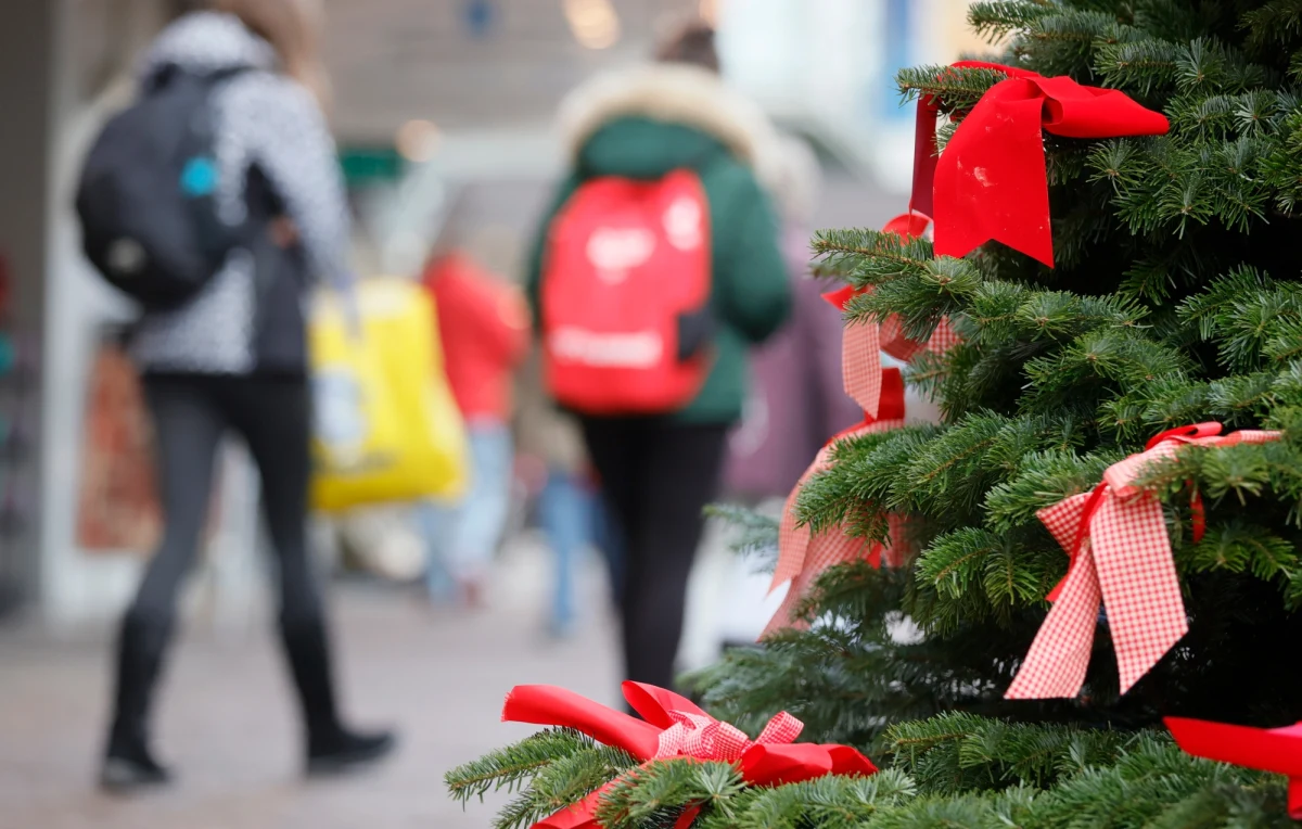 W trosce o nasze zdrowie oraz naszych najbliższych minister zdrowia apeluje, byśmy zbliżające się Boże Narodzenie spędzili w ściśle rodzinnym gronie. Adam Niedzielski namawia także tych, którzy planowali przyjechać na święta z zagranicy do rodziny w Polsce, aby swoje plany przełożyli.