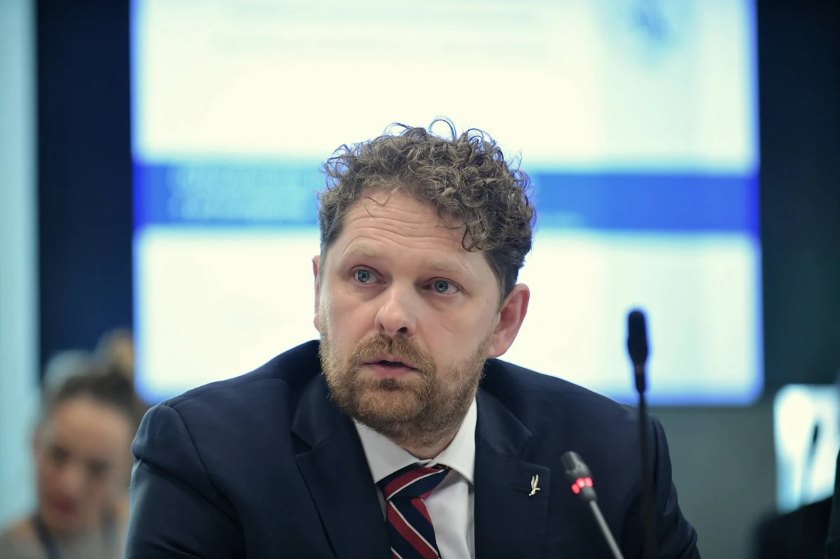 Parlament Europejskie odrzucił przytłaczającą większością głosów zgłoszoną przez polskie władze kandydaturę Marka Opioły na stanowisko sędziego Trybunału Obrachunkowego Unii Europejskiej. Stanowisko to nie jest obsadzone od ponad roku, po tym jak piastujący je Janusz Wojciechowski został komisarzem ds. rolnictwa. Marek Opioła jest obecnie wiceprezesem Najwyższej Izby Kontroli.