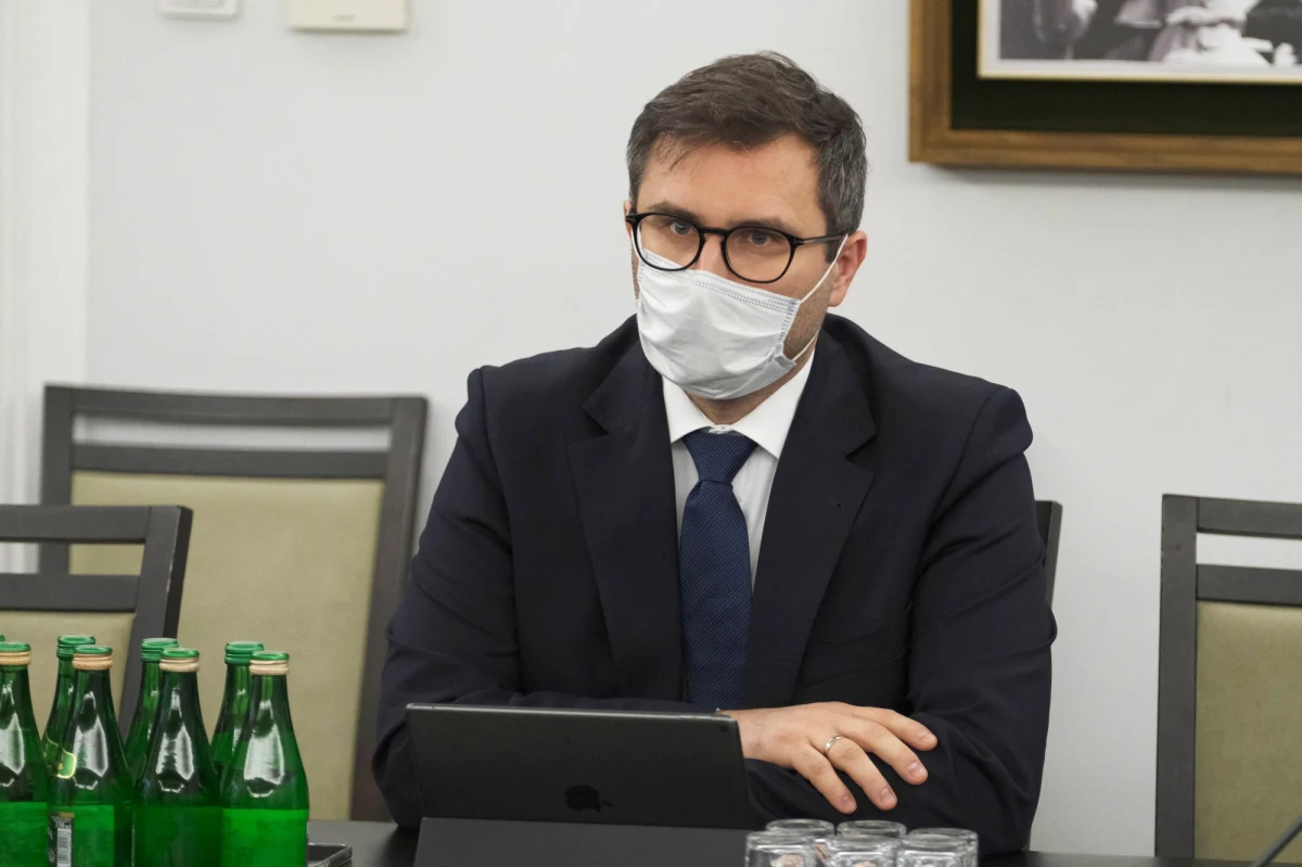 "Dwa dni po zarejestrowaniu leku przez Europejską Agencję Leków będziemy w stanie dystrybuować tę szczepionkę. Ta pierwsza transza to będzie symboliczne 10 tys. dawek, które ma trafić do wszystkich krajów jednocześnie" – mówił w Popołudniowej rozmowie w RMF FM Michał Kuczmierowski. Jak dodał szef Agencji Rezerw Materiałowych, ”nie będziemy ich [szczepionek - przyp. RMF FM] mieli w magazynach, ponieważ jesteśmy przygotowani na to, żeby je natychmiast przesłać do szpitali, które będą prowadziły tę pierwszą transzę szczepień”.