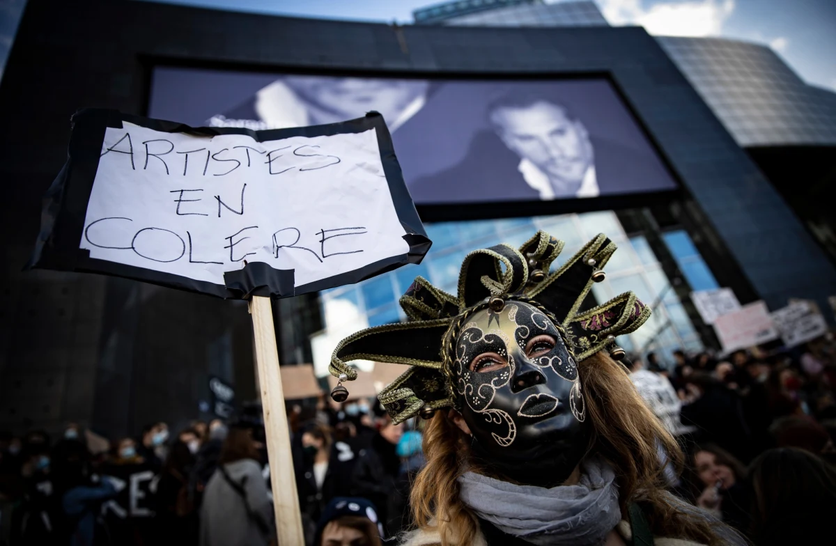 "Jesteśmy w depresji" - pod takim hasłem demonstrowali w Paryżu pracownicy sektora kultury, domagając się otwarcia teatrów, muzeów, sal koncertowych i kin, zamkniętych z powodu epidemii koronawirusa.
