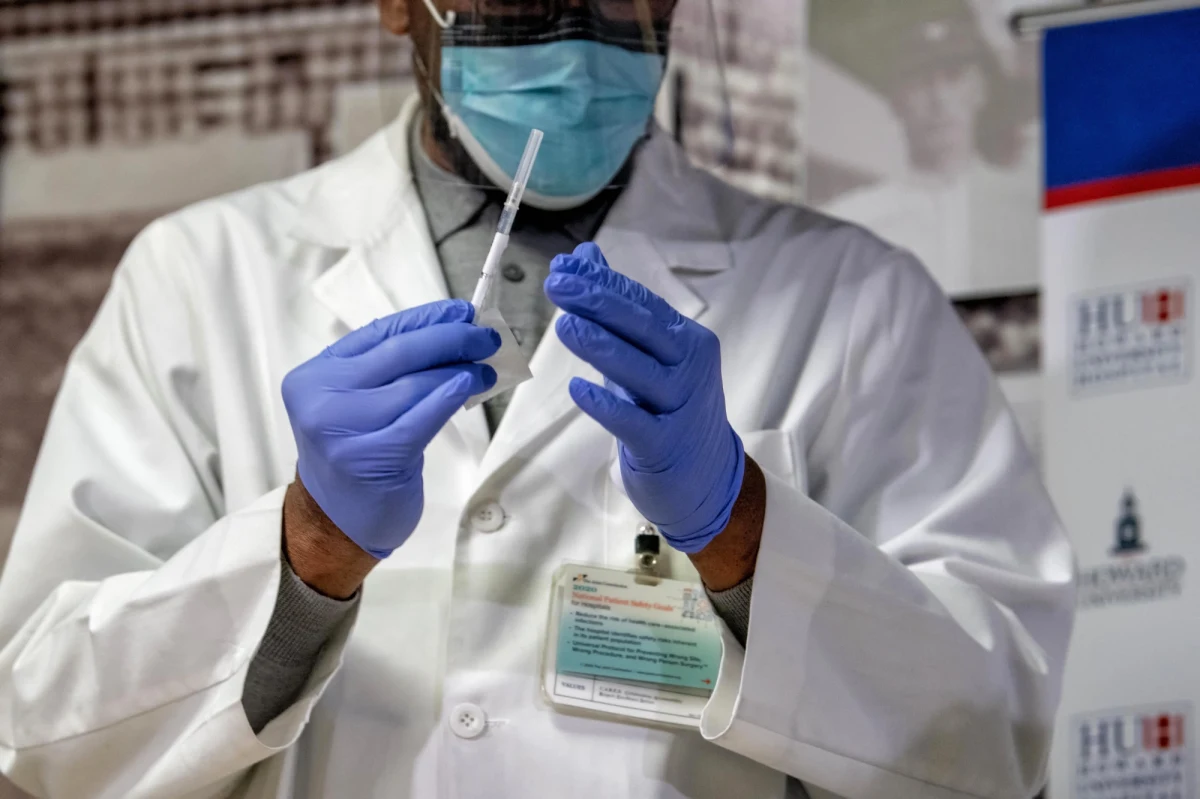 Z powodu trudności logistycznych jedna piąta światowej populacji może nie mieć dostępu do szczepionki przeciwko Covid-19 przynajmniej do roku 2022 - ostrzegają eksperci na łamach pisma "BMJ". Dwa przedstawione w piśmie badania sugerują, że wyzwania operacyjne globalnego programu szczepień przeciwko Covid-19 będą co najmniej tak trudne, jak wyzwania naukowe związane z ich rozwojem.