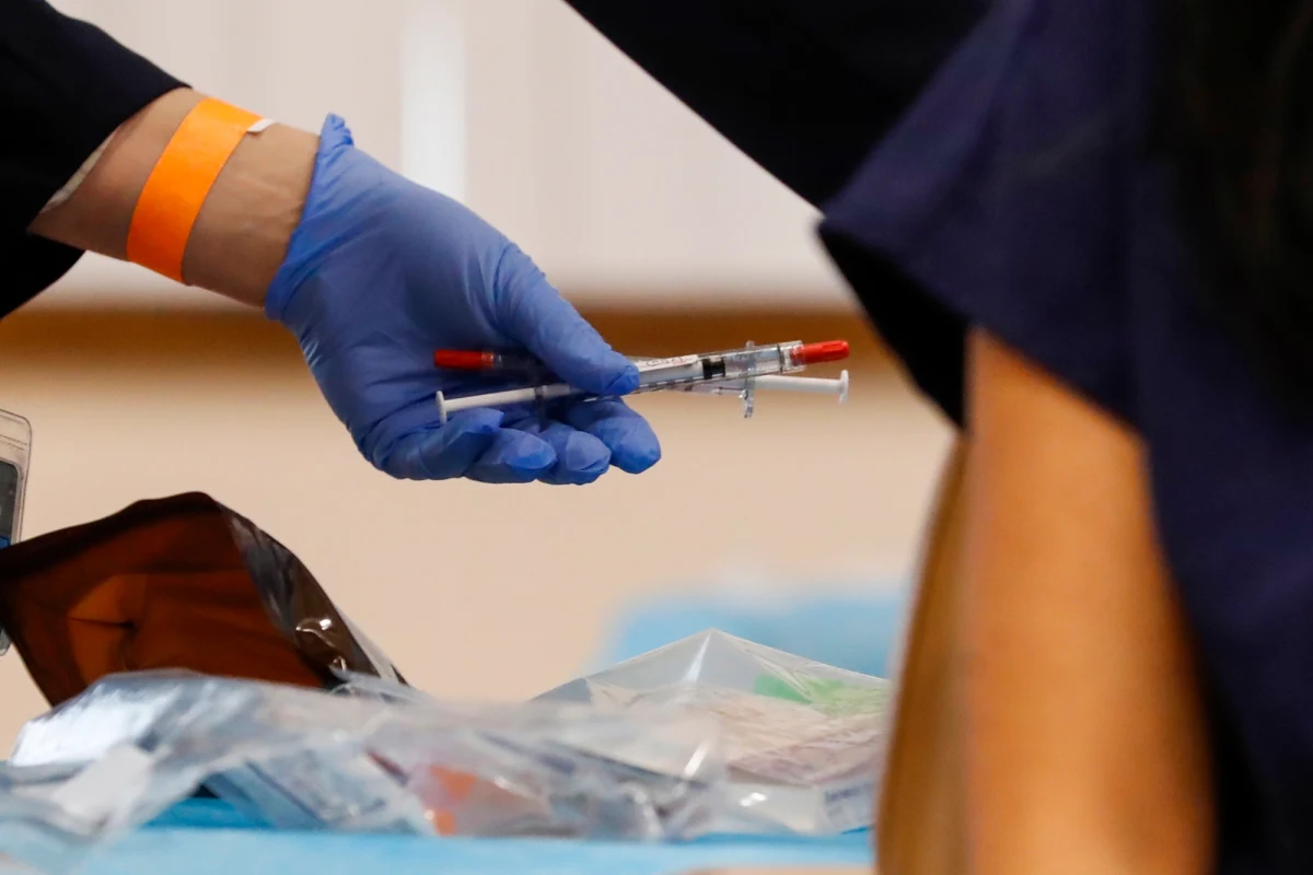 Informacje o szczepieniach przeciw Covid-19 dostępne są pod numerem 989 i na stronie internetowej www.gov.pl/web/szczepimysie. Zainteresowani mogą dzięki nim znaleźć odpowiedź m.in. na pytanie, kto, kiedy i gdzie może się zaszczepić. Wczoraj rząd przekazał, że szybciej będą zaszczepieni nauczyciele.