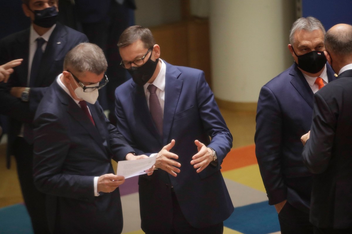 Parlament Europejski podważa wynegocjowane przez Polskę i Węgry ustalenia szczytu UE ws. mechanizmu „pieniądze za praworządność”. Chodzi o zapis politycznej deklaracji unijnych przywódców, który odkłada stosowanie mechanizmu praworządnościowego o co najmniej dwa lata. W rezolucji, która będzie głosowana dzisiaj wraz z unijnym budżetem, eurodeputowani grożą odmową ostatecznego zatwierdzenia sposobu wykonania budżetu UE, jeśli Komisja Europejska nie będzie stosować mechanizmu „pieniądze za praworządność” już od 1 stycznia 2021.