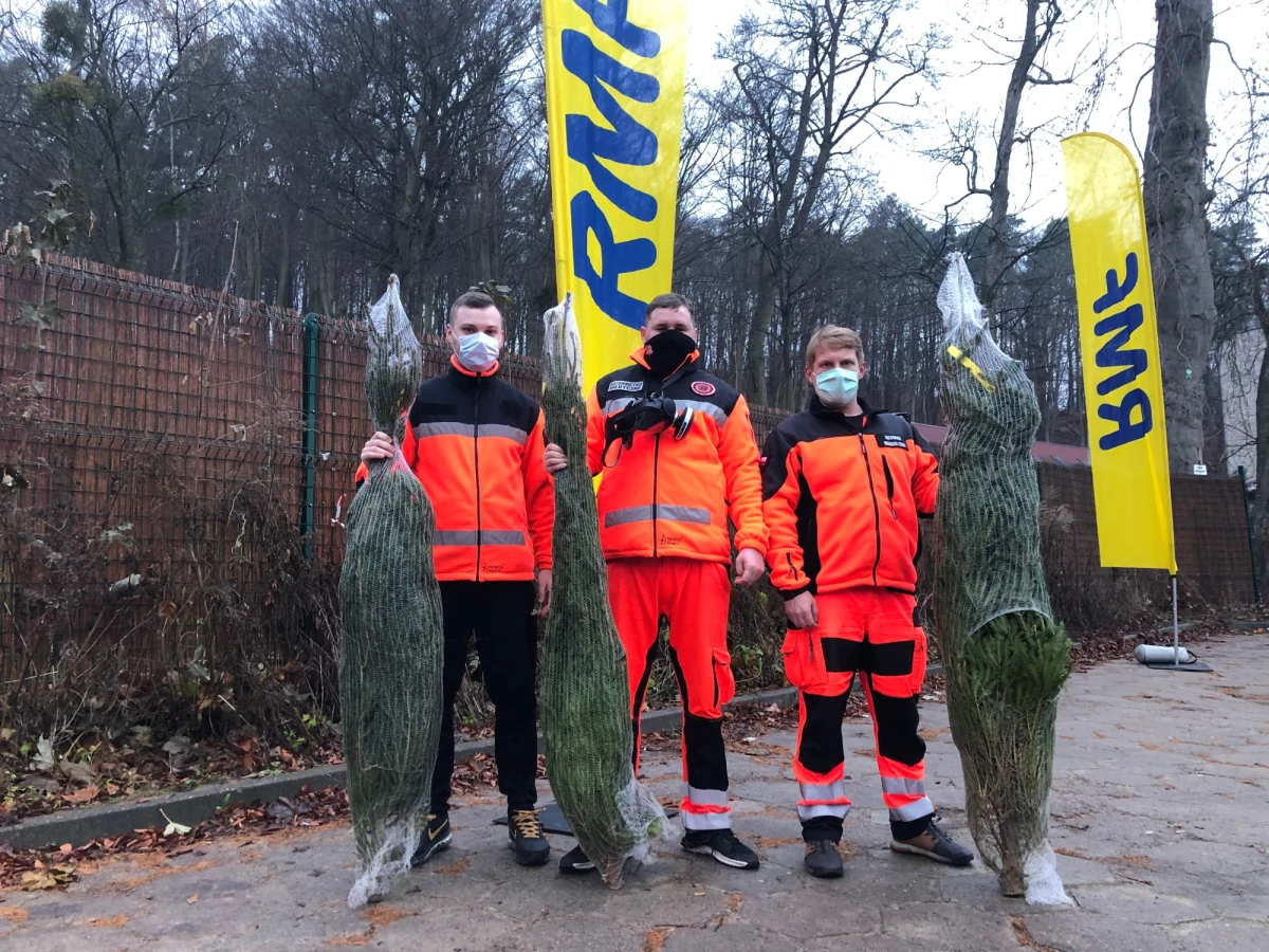 "To daje nam wsparcie. Idą święta, choinka jest symbolem świąt. Taka akcja jest dla nas zbawieniem, bo nie sądzę, że dużo osób będzie miało czas, żeby kupić choinkę, zainteresować się tym" - mówiła o akcji "Choinki dla medyków od słuchaczy RMF FM" Anna Machowska, naczelna pielęgniarka 7. Szpitala Marynarki Wojennej w Gdańsku. Placówka była jedną z trzech, które dziś odwiedziliśmy. Pachnące drzewka trafiły również do pracowników Szpitala Zakaźnego w Ostródzie i Samodzielnego Publicznego Wojewódzkiego Szpitala Zespolonego w Szczecinie.