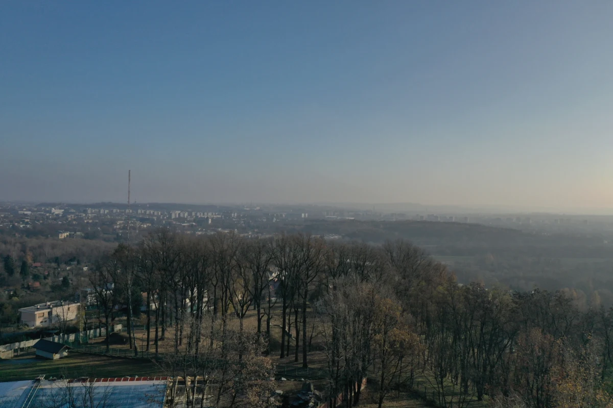 Kilkukrotnie przekroczone są normy jakości powietrza w wielu miejscach Małopolski. Z powodu smogu w Krakowie komunikacją miejską można dzisiaj jeździć za darmo. „Jest to pierwszy w 2020 r. dzień darmowej komunikacji miejskiej z powodu smogu” – powiedział rzecznik krakowskiego MPK Marek Gancarczyk.
