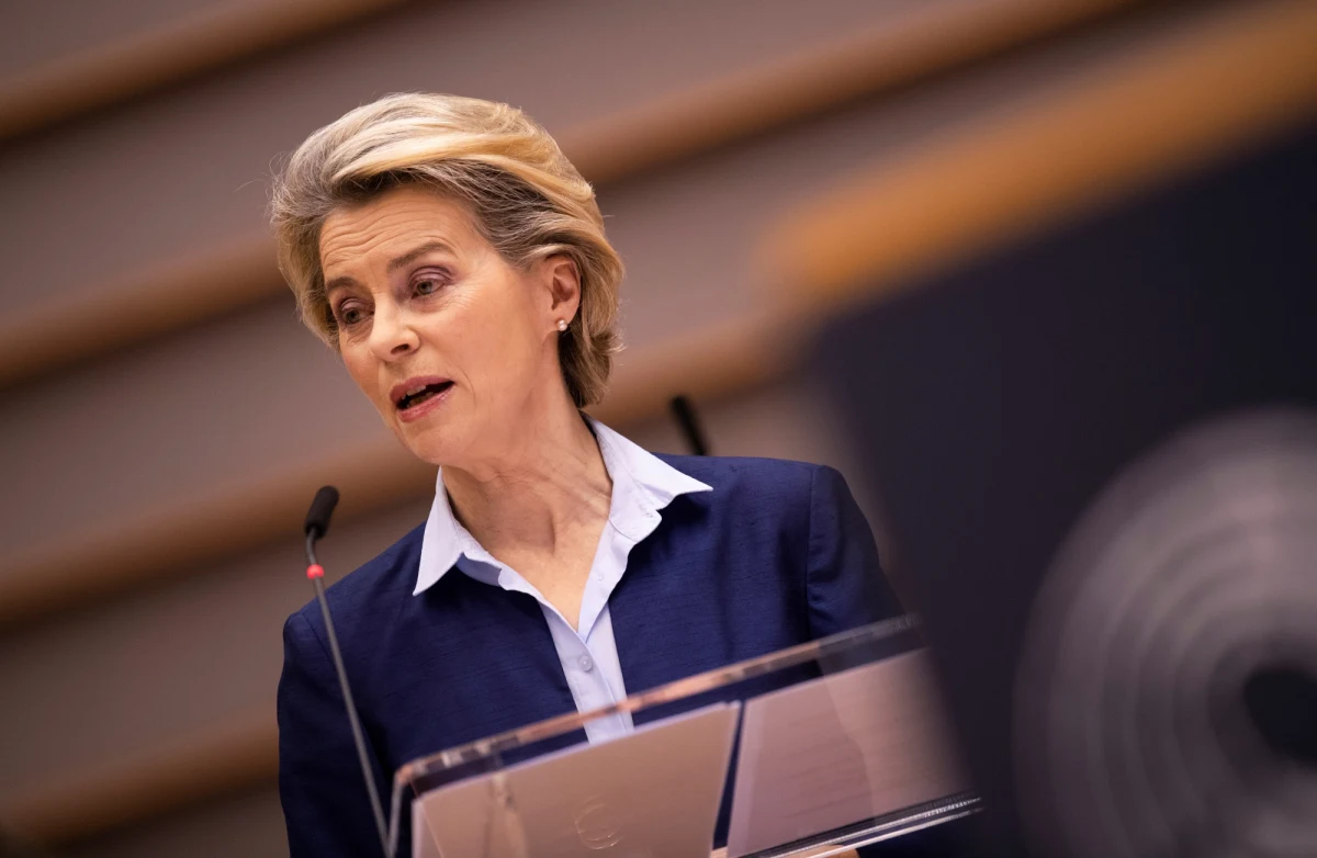 27 państw UE musi rozpocząć szczepienia przeciwko Covid-19 tego samego dnia - powiedziała przewodnicząca KE Ursula von der Leyen podczas debaty w Parlamencie Europejskim. Dodała, że pierwsza szczepionka przeciwko Covid-19 zostanie dopuszczona do obrotu jak najszybciej, aby jak najszybciej rozpocząć szczepienia.