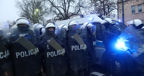 "Nie znalazłem sytuacji przekroczenia uprawnień przez policjantów podczas zabezpieczania demonstracji w Warszawie po 22 października" - mówił w Sejmie wiceszef Ministerstwa Spraw Wewnętrznych i Administracji Sejmie Maciej Wąsik. 