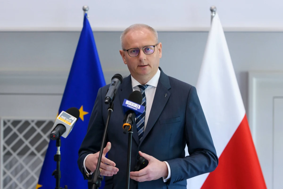 Premier Mateusz Morawiecki odwołał Łukasza Mikołajczyka z funkcji wojewody wielkopolskiego. Starał się o to szef MSWiA Mariusz Kamiński, a sprawa ma związek z głośną budową tzw. zamku w Stobnicy. Wojewoda Mikołajczyk uznał ważność zgody na budowę, mimo że została ona wydana z naruszeniem prawa. Jak komentował później Mariusz Kamiński: "Nie może być tak, że pieniądz wygrywa z prawem. Wojewoda zawiódł".