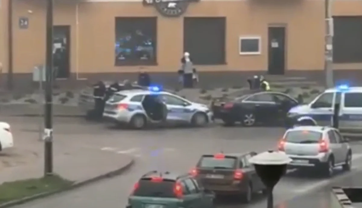 Dwaj mężczyźni zostali zatrzymani po policyjnym pościgu na Mazowszu. Funkcjonariusze z Pułtuska ścigali Audi A6 przez 35 kilometrów. Pędzące auto zatrzymała dopiero blokada. 