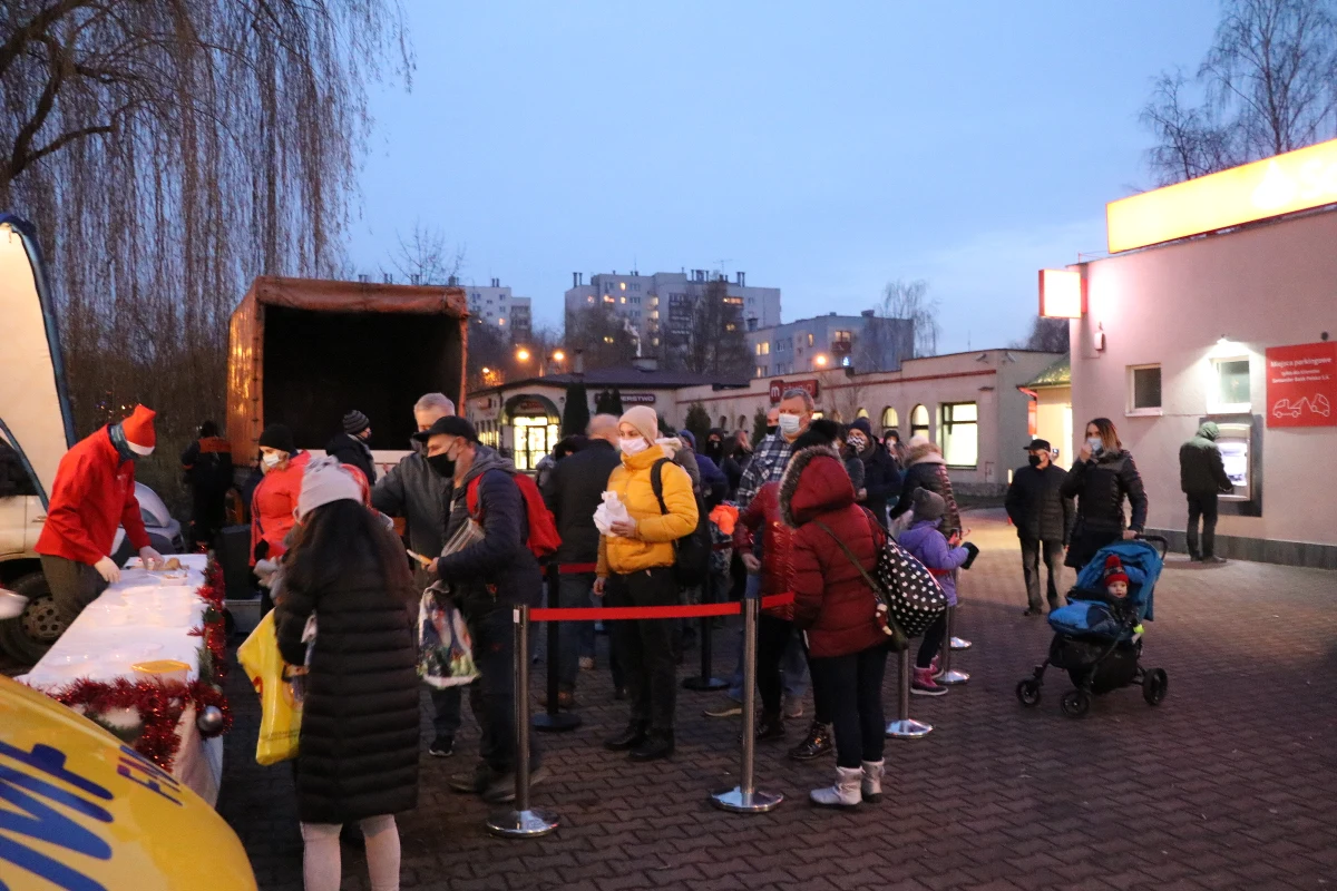 Przedświąteczny poczęstunek dla mieszkańców Krakowa. 10 tysięcy porcji smażonego karpia ufundował Bartłomiej Szczoczarz z Gospodarstwa Rybackiego Dolina Będkowska i wspólnie z Miastem Kraków częstuje przysmakami tysiące osób. Smażonego karpia, kapustę z grochem i pieczywo można było odebrać za "dziękuję" i "świąteczne życzenia". Dziś poczęstunek rozdawano na Kurdwanowie. 