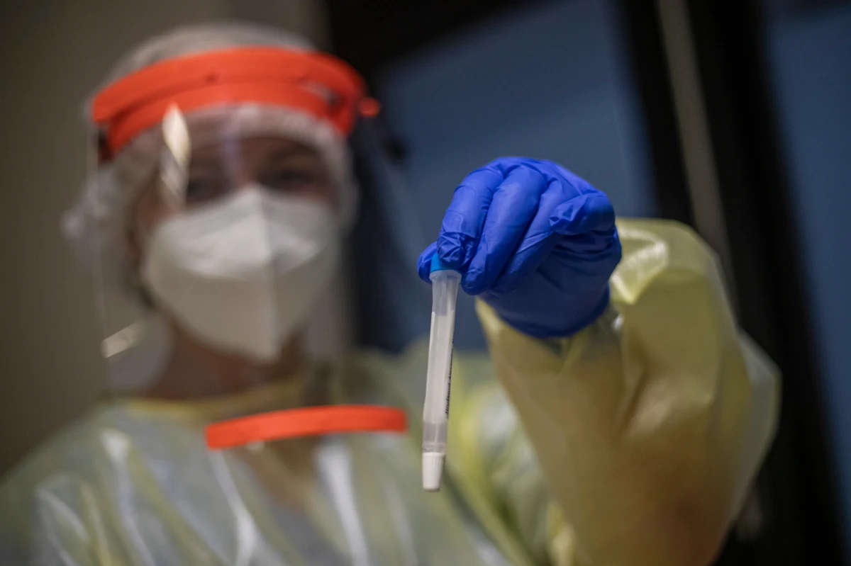 Środa była w Czechach pierwszym dniem powszechnych, bezpłatnych testów antygenowych na obecność koronawirusa. Zainteresowanie było tak duże, że do niektórych punktów pobrań ustawiały się kolejki. Według mediów to skutek namów, by poddać się testom przed świątecznymi spotkaniami z rodziną.