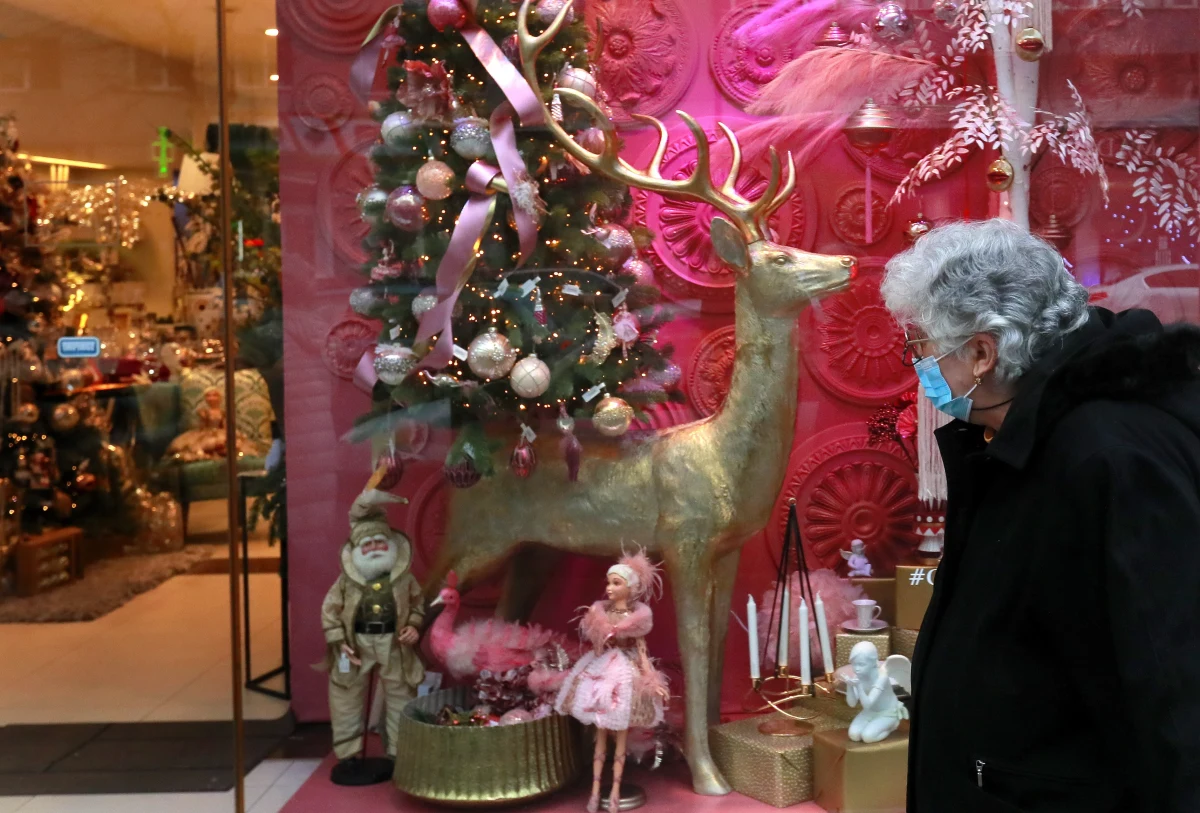 Tegoroczne święta Bożego Narodzenia będą inne niż wszystkie. Godzina policyjna, zakaz jarmarków bożonarodzeniowych, limity osób przy wigilijnych stołach – to jedne z wielu restrykcji, jakie wprowadzone zostaną w niektórych państwach europejskich od wigilii, przez sylwestra, aż do święta Trzech Króli. 