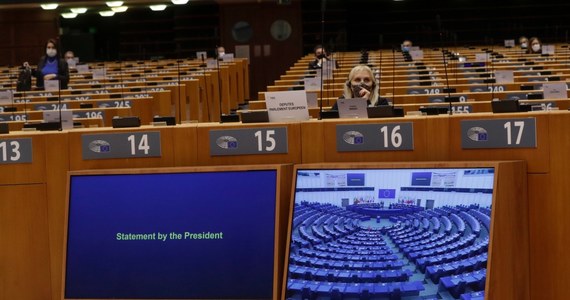 Parlament Europejski zatwierdził w głosowaniach liczący 1,8 bln euro pakiet unijnego budżetu na lata 2021-2027 i funduszu odbudowy. "Mamy historyczny budżet" - powiedział szef PE David Sassoli.