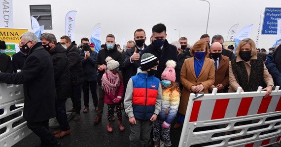 Policja i sanepid sprawdzają czy nie doszło do naruszenia obostrzeń sanitarnych podczas otwarcia mostu na Wiśle, łączącego Borusową w Małopolsce z Nowym Korczynem w woj. świętokrzyskim. 