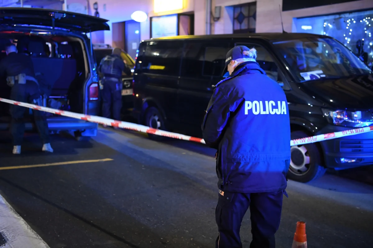 Dramatyczne sceny rozgrywały się w kamienicy przy ul. Słowackiego w Przemyślu. Najpierw doszło tam do awantury domowej, potem gdy na miejscu pojawiła się policja, mężczyzna zamknął się w pokoju ze swoim 4,5-letnim synkiem. Według naszych nieoficjalnych informacji, 37-latek ma zakaz zbliżania się do rodziny. Negocjacje z desperatem trwały ponad 6 godzin. Tuż przed 22:00 do akcji wkroczyli kontrterroryści, mężczyzna został zatrzymany, a dziecko przekazane pod opiekę matki.