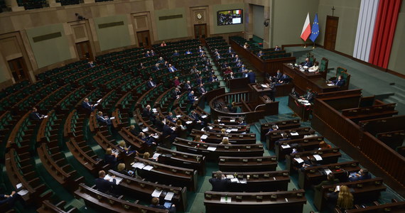 Sejm zagłosował za ustawą wyrażającą zgodę na dokonanie przez prezydenta zmiany zakresu obowiązywania tzw. konwencji stambulskiej, dotyczącej zapobiegania i zwalczania przemocy wobec kobiet. Chodzi o zaktualizowanie kwestii zastrzeżeń, które Polska złożyła do konwencji w 2015 roku. 