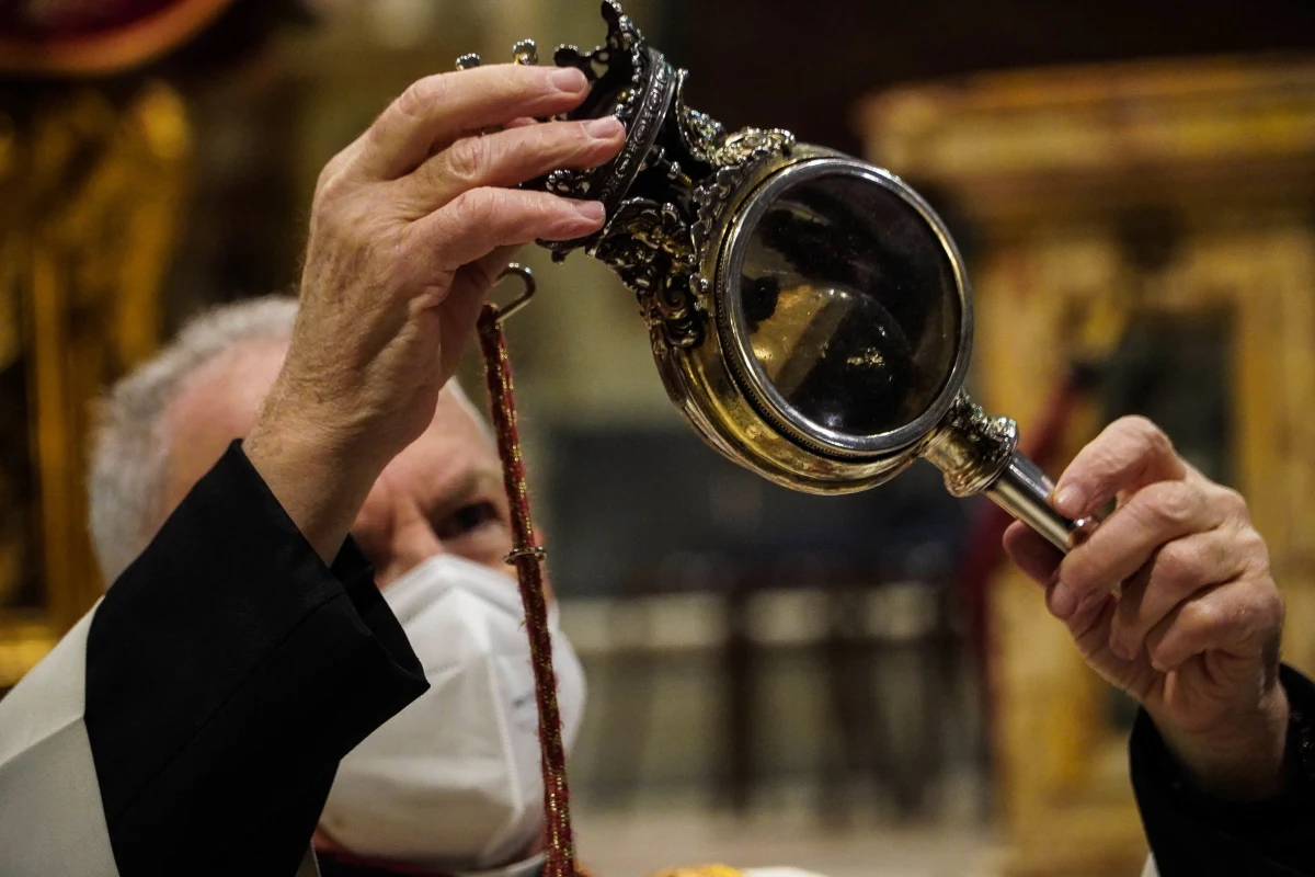 Jako zły znak odebrali wierni w Neapolu to, że nie doszło do tzw. cudu świętego Januarego. Polega on na przemianie krwi świętego w ampułce ze skrzepniętej w postać płynną. 