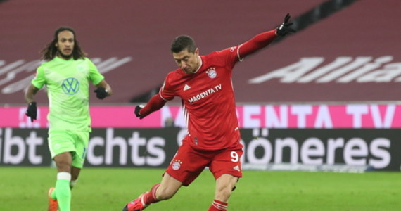 Robert Lewandowski zdobył bramki numer 250. i 251. w piłkarskiej Bundeslidze, a Bayern Monachium pokonał VfL Wolfsburg 2:1 w 12. kolejce rozgrywek. Liderem pozostaje Bayer Leverkusen, który rozgromił FC Koeln 4:0. Obie drużyny dzieli punkt.