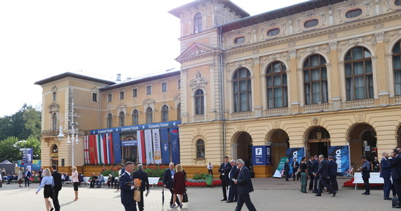 Forum Ekonomiczne opuszcza Krynicę-Zdrój. Najważniejszy polski kongres gospodarczy był tam organizowany przez 28 lat. Trwa przetarg, który ma wyłonić nowych partnerów i nową lokalizację kongresu - piszą dziennikarze Interii.pl.