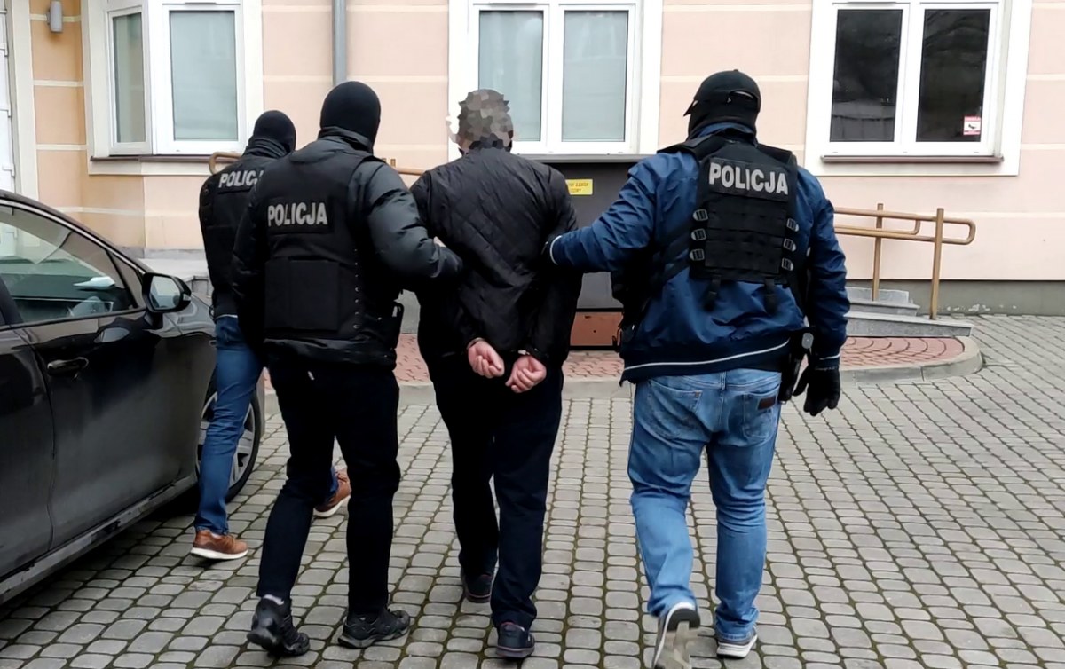 Policjanci z mazowieckiego "Archiwum X" rozwikłali zagadkę podwójnego morderstwa, do którego doszło ponad 26 lat temu w okolicach Nowego Miasta nad Pilicą. Zarzuty zabójstwa usłyszał 53-letni obywatel Ukrainy.