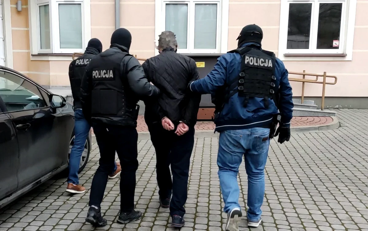 Policjanci z mazowieckiego "Archiwum X" rozwikłali zagadkę podwójnego morderstwa, do którego doszło ponad 26 lat temu w okolicach Nowego Miasta nad Pilicą. Zarzuty zabójstwa usłyszał 53-letni obywatel Ukrainy.