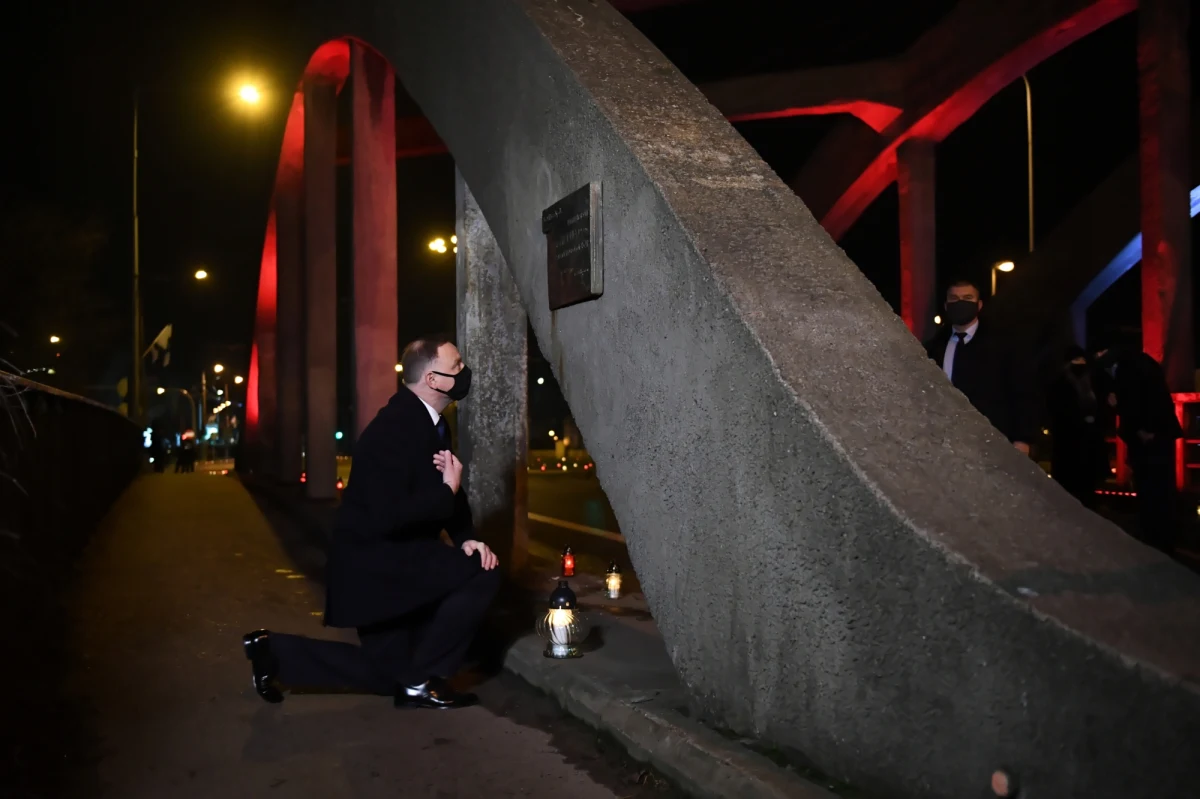 50 lat temu robotnicy szli na poranną zmianę, a czekały na nich czołgi, otworzono do nich ogień; to był koniec złudzeń co do tego, kim jest władza komunistyczna; pochylmy dzisiaj głowy nad pamięcią tych, którzy zginęli na Wybrzeżu w 1970 r. - powiedział w Gdyni prezydent Andrzej Duda. Rano prezydent Duda wziął udział w obchodach 50. rocznicy Grudnia'70 w Gdyni.