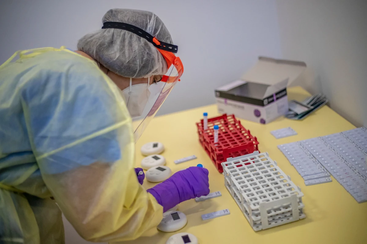 Ministerstwo Zdrowia informuje o 11 953 nowych przypadkach zakażenia koronawirusem. Ostatniej doby zmarło 431 chorych na Covid-19. Bilans epidemii koronawirusa w Polsce to 1 171 854 zakażonych. Nie żyje 24 345 spośród nich.