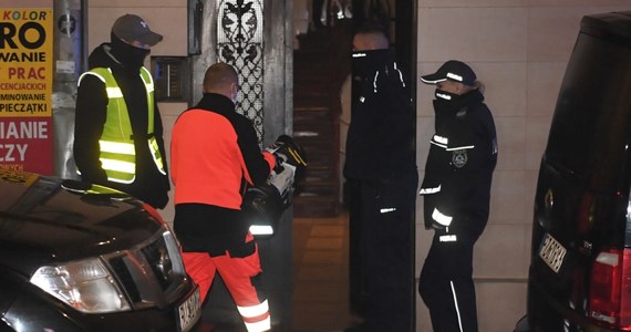 36-latek, który wczoraj zabarykadował się z 4,5-letnim synem w pokoju mieszkania w kamienicy w Przemyślu (Podkarpackie), został przewieziony do szpitala. Dziecko po ponad sześciu godzinach negocjacji uwolnili policyjni kontrterroryści. Mężczyzna miał zakaz kontaktowania się z konkubiną.