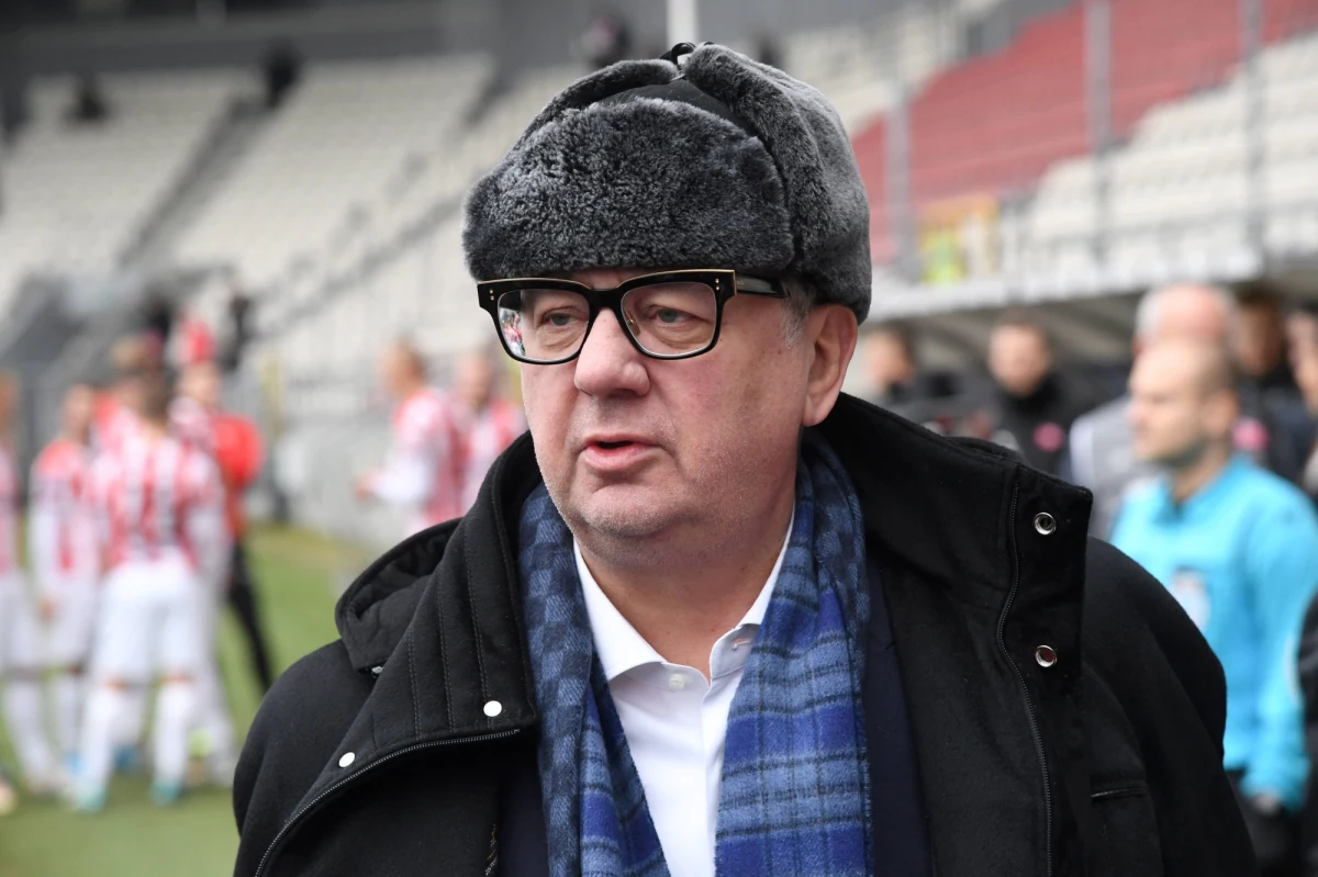 Prezes Cracovii Janusz Filipiak i wiceprezes klubu Jakub Tabisz zostali ukarani przez Komisję Ligi za swoje zachowanie podczas niedawnych derbów Krakowa: panowie w wulgarny sposób obrażali prowadzącego spotkanie arbitra. Kara jest jednak niewielka. To - dla każdego z działaczy - grzywna w wysokości 5 tysięcy złotych, ale w zawieszeniu na pół roku, i nagana.