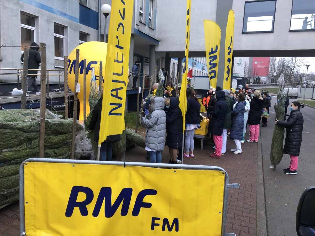 Centralny Szpital Kliniczny UCK WUM w Warszawie, Wojewódzki Szpital Zespolony w Kielcach oraz Uniwersytecki Szpital Kliniczny w Białymstoku – to miejsca, które odwiedziliśmy dziś w ramach akcji „Choinki dla medyków od słuchaczy RMF FM”. Pachnące drzewka podarowaliśmy lekarzom, ratownikom i pielęgniarkom z wdzięczności za ich poświęcenie w trakcie pandemii. 