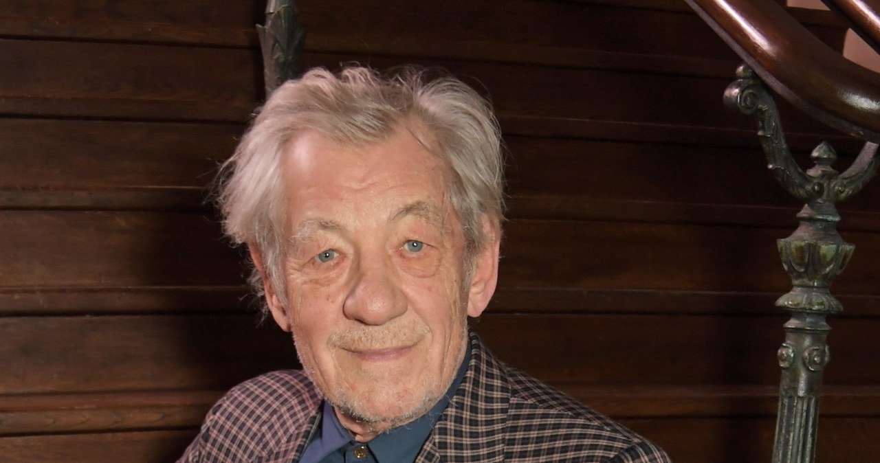 Ian McKellen, czyli niezapomniany czarodziej Gandalf z trylogii "Władca Pierścieni" i "Hobbit", wyznał, że został niedawno zaszczepiony przeciwko chorobie wywoływanej przez COVID-19. Aktor, który skończył już 81 lat, nie kryje radości w tego powodu. "To naprawdę wyjątkowy dzień, czuję euforię. Bez wahania poleciłbym to każdemu" - przekonuje.