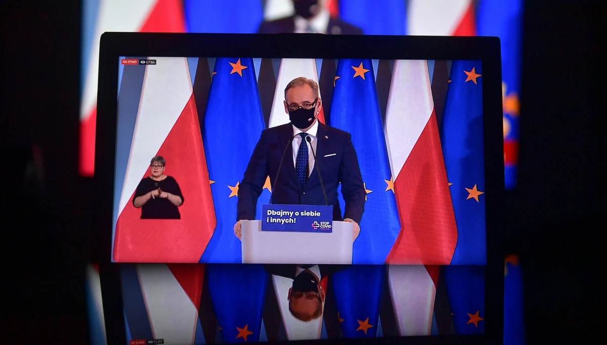 Od 28 grudnia do 17 stycznia wprowadzamy kwarantannę narodową. Oprócz dotychczasowych obostrzeń, które pozostają w mocy, zamykamy hotele, także na ruch służbowy - powiedział minister zdrowia Adam Niedzielski na konferencji prasowej. Zamknięte będą także stoki narciarskie oraz galerie handlowe, a sylwestra będzie obowiązywał zakaz przemieszczania się.