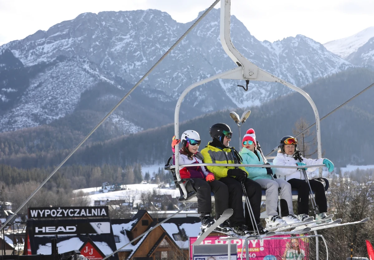 W związku z rozprzestrzenianiem się koronawirusa w Polsce minister zdrowia Adam Niedzielski ogłosił podczas czwartkowej konferencji decyzje rządu ws. dodatkowych obostrzeń. Od 28 grudnia do 17 stycznia będzie obowiązywała kwarantanna narodowa. Zamknięte będą więc hotele oraz stoki narciarskie.