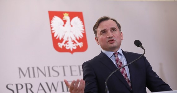 Propozycje zapisów w projekcie ustawy o ochronie wolności słowa w internecie przedstawił na konferencji prasowej minister sprawiedliwości Zbigniew Ziobro. Chcielibyśmy zaproponować narzędzia pozwalające odwołać się do organu, który rozstrzygnie, czy dane treści w mediach społecznościowych naruszają dobra osobiste – mówił.