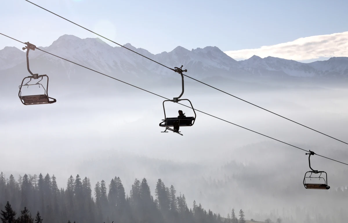 "Dla wielu przedsiębiorców, dla naszych mieszańców będzie to koniec. Będziemy mieć do czynienia z falą bankructw, bo sezon zimowy, to jest dla nas być albo nie być” – tak wójt gminy Kościelisko komentował w Popołudniowej rozmowie w RMF FM najnowszą decyzję rządu o zamknięciu stoków narciarskich od 28 grudnia. Jak dodał Roman Krupa, aż 80 proc. mieszkańców jego gminy jest związanych z turystyką pośrednio albo bezpośrednio.