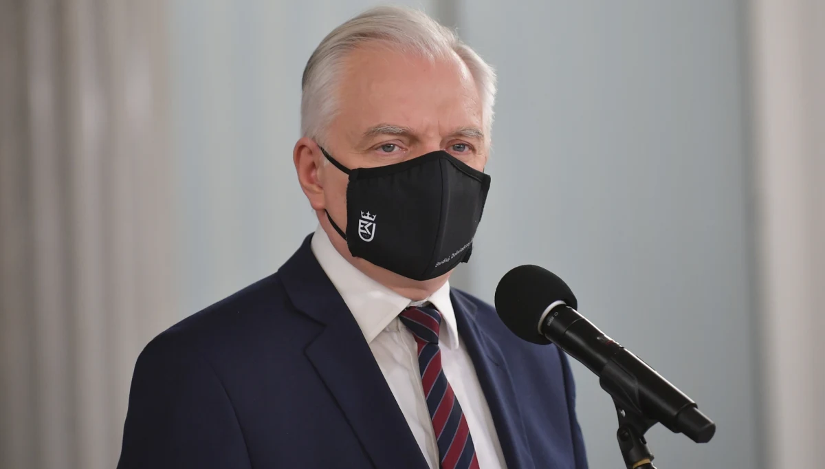 ​Pieniądze dla branż dotkniętych nowymi obostrzeniami wprowadzanymi w związku z epidemią koronawirusa zaczną płynąć jeszcze w grudniu - mówił na konferencji prasowej wicepremier i minister rozwoju, pracy oraz technologii Jarosław Gowin. Minister finansów Tadeusz Kościński zapowiedział, że rząd wykorzysta całą możliwość tegorocznego deficytu.