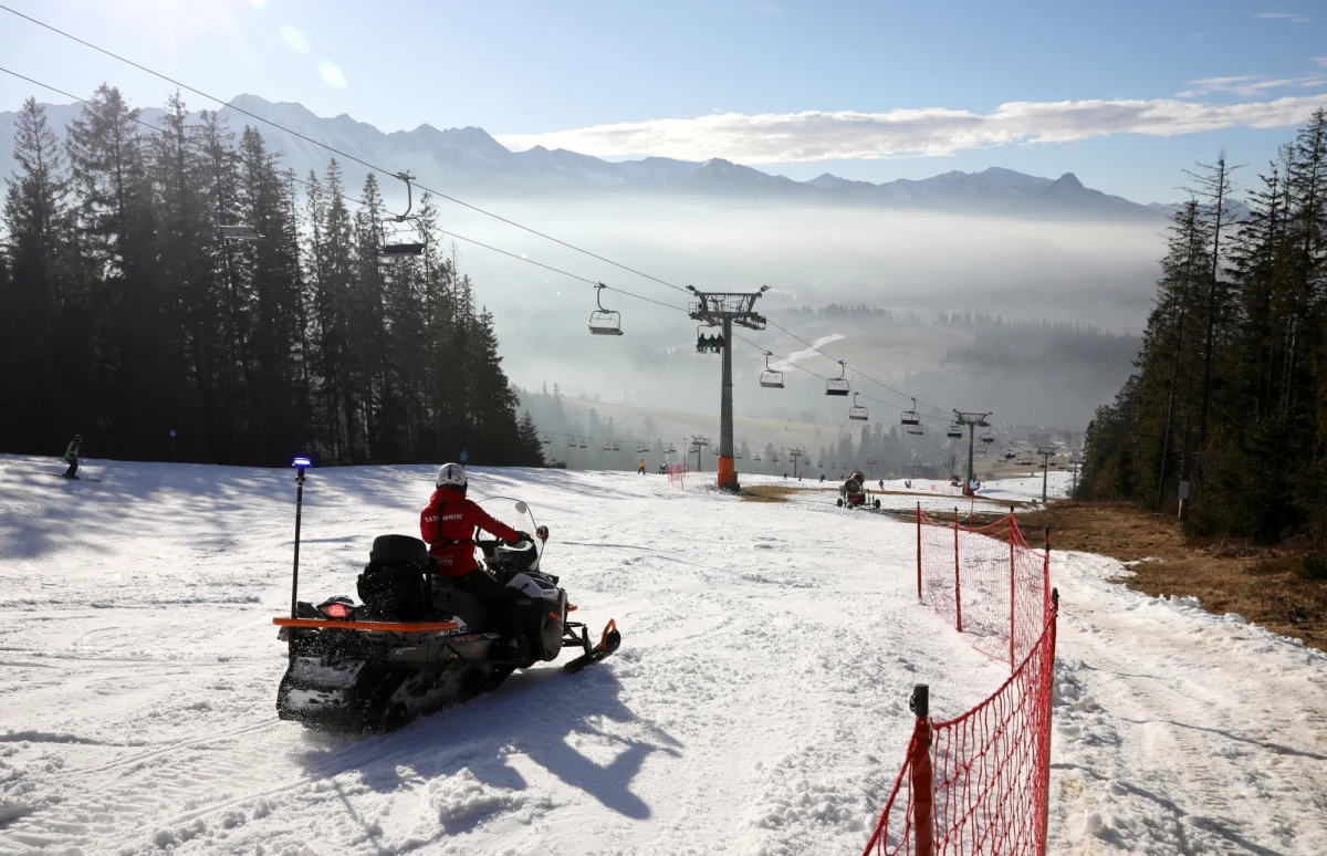 To czarny czwartek dla branży turystycznej w miejscowościach górskich - tak komentują przedsiębiorcy zapowiedź całkowitego zamknięcia hoteli i wyciągów narciarskich od 28 grudnia. Mają one pozostać nieczynne do 17 stycznia, czyli do końca ferii zimowych. Przedstawiciele branży turystycznej mówią o widmie bankructw, zwolnień i ludzkich tragedii.
